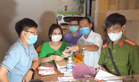 Công an tiến hành khám xét khách sạn Anh Đào. Ảnh: congan.com.vn