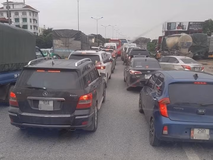 Giao thông ùn tắc kéo dài hướng Hà Nội - Bắc Giang. Ảnh: Zingnews.vn
