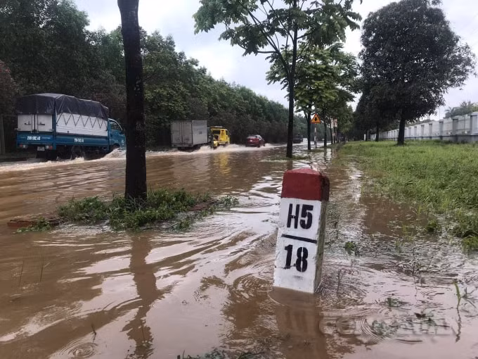 Tình trạng ngập nặng tại khu vực đường gom và hầm chui Đại lộ Thăng Long tồn tại từ lâu nhưng chưa tìm được giải pháp xử lý dứt điểm. Ảnh: Quang Hùng