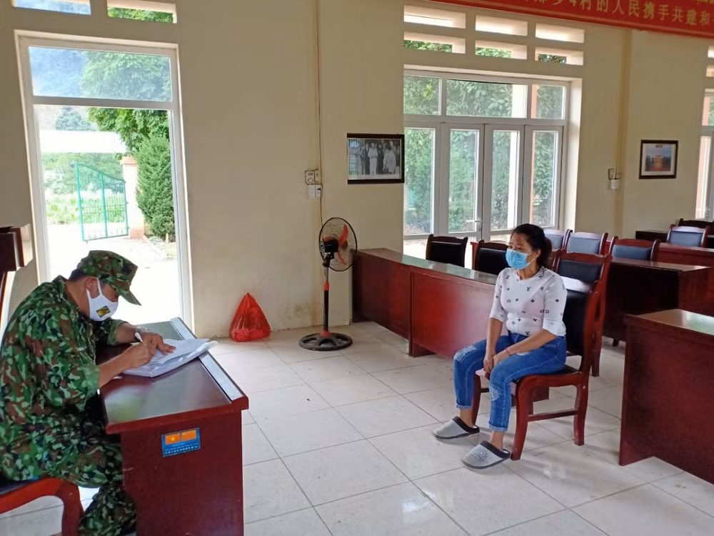 Đối tượng Lò Thị Hạnh tại Đồn Biên phòng. Ảnh: vov.vn