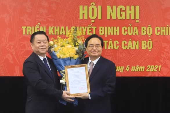 Trưởng Ban Tuyên giáo Trung ương Nguyễn Trọng Nghĩa (trái) trao quyết định của Bộ Chính trị cho ông Phùng Xuân Nhạ. Ảnh: TL