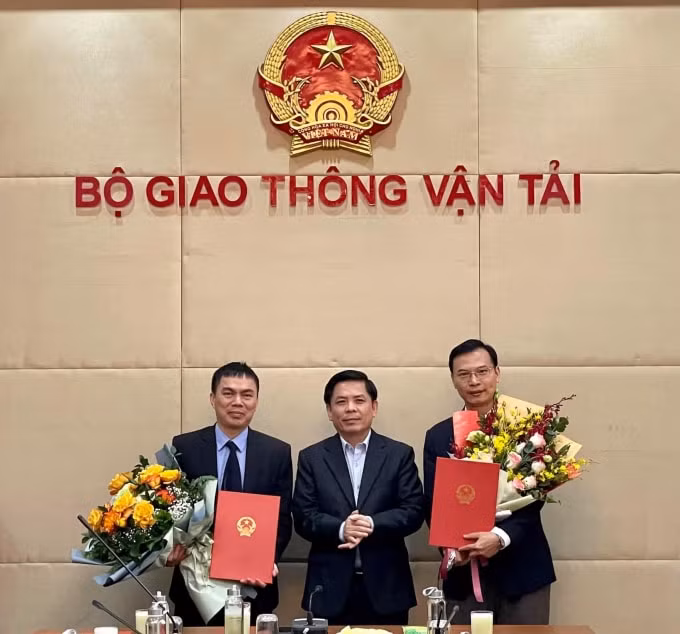 Bộ trưởng Nguyễn Văn Thể trao Quyết định cho ông Hoàng Thế Tùng (bên trái) và ông Trần Hữu Minh (bên phải)
