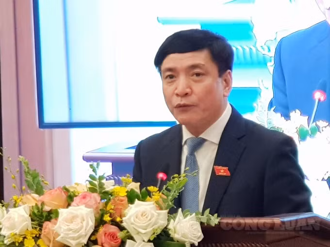Tổng Thư ký Quốc hội Bùi Văn Cường thông tin tại họp báo.