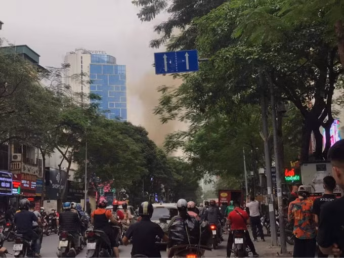 Vụ cháy xảy ra vào giờ cao điểm, thu hút sự chú ý của người tham gia giao thông khiến đoạn đường qua địa điểm trên ùn tắc cục bộ.