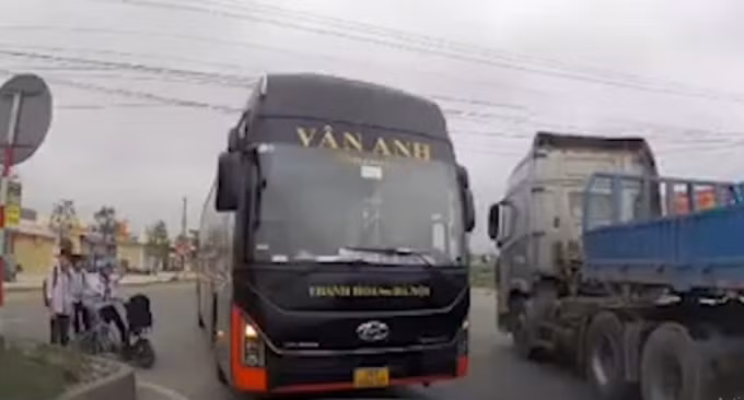 Xe khách của nhà xe Vân Anh (TP Thanh Hóa) đi ngược chiều trên Quốc lộ 1A. Ảnh cắt từ Clip