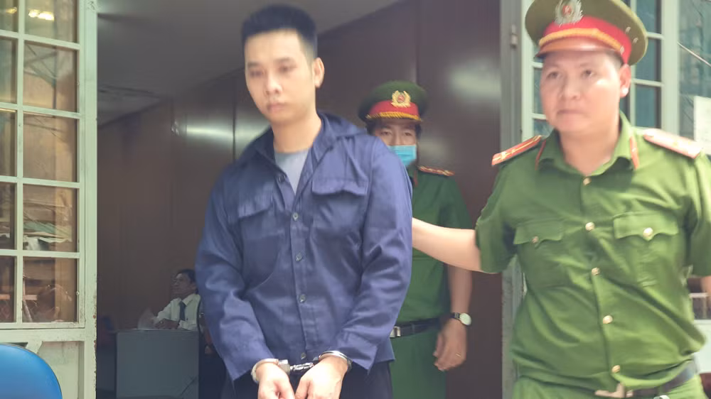 Bị cáo Hải bị áp giải sau phiên tòa sơ thẩm ngày 27/4. Ảnh: thanhnien.vn