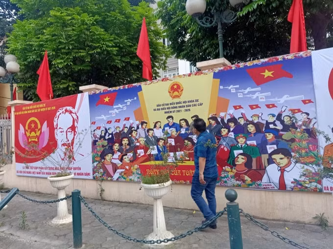 Phố, phường Hà Nội như được khoác trên mình bộ áo mới, những panô, áp phích, cờ đỏ, băng rôn và cả sự phấn chấn của lòng người đang&nbsp;hướng về ngày hội&nbsp;bầu cử. Ảnh: Hà Đương