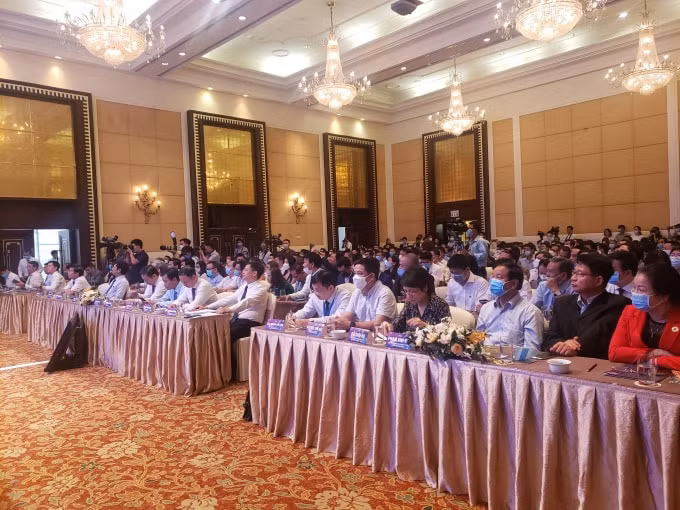 Các đại biểu dự lễ khai mạc.