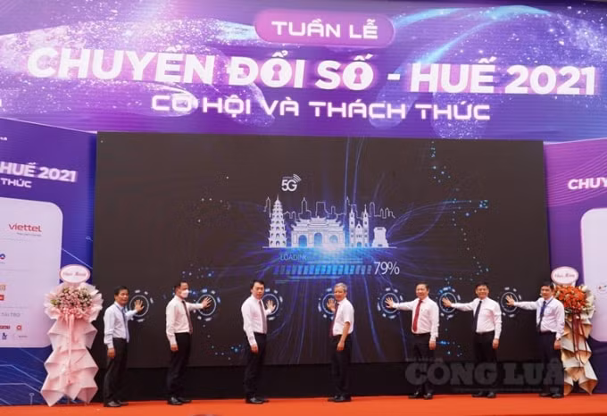 Các đại biểu thực hiện nghi thức khai trương tuần lễ chuyển đổi số.
