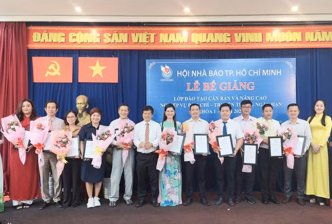 Nhà báo Trần Trọng Dũng - Chủ tịch Hội Nhà báo TP. HCM (thứ 6 từ trái qua) trao chứng nhận cho các học viên khóa I - năm 2021.