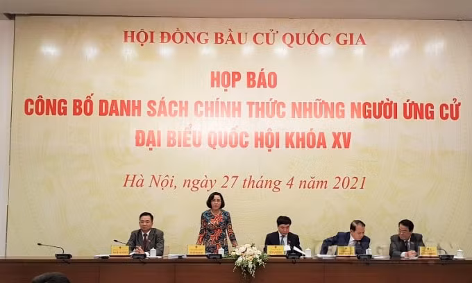 Tổng Thư ký Quốc hội Bùi Văn Cường cùng các đại biểu chủ trì phiên họp báo.