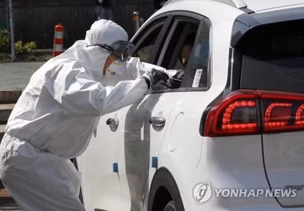 Nhân viên y tế lấy mẫu xét nghiệm COVID-19 tại một điểm xét nghiệm lưu động ở Seoul, Hàn Quốc, ngày 22/4/2021. Ảnh: Yonhap