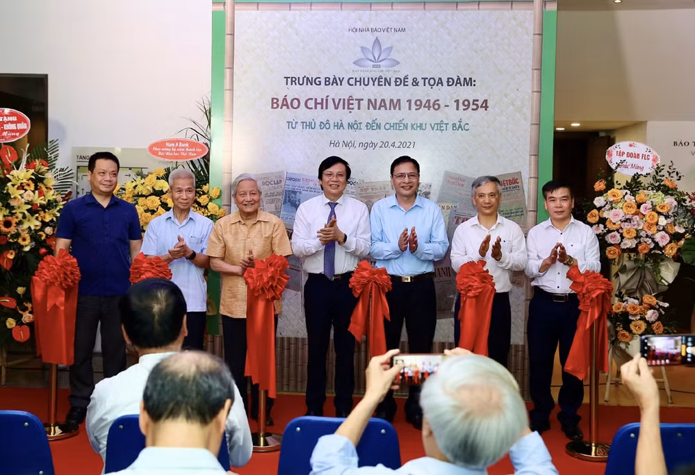 Các đại biểu dự lễ cắt băng trưng bày chuyên đề và tọa đàm 
