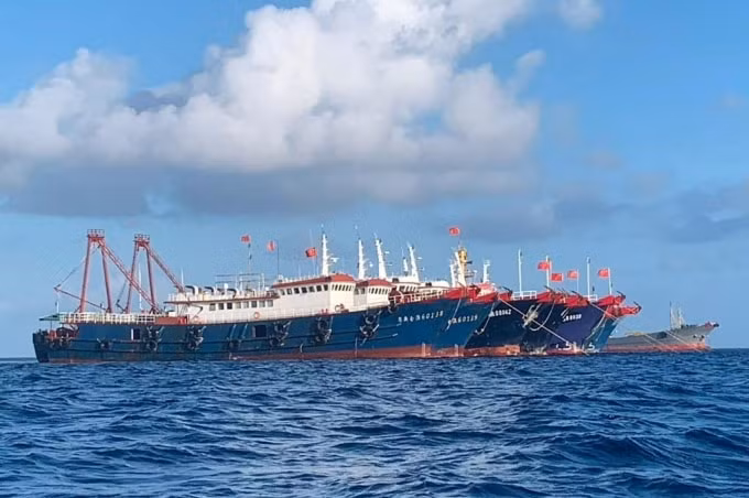 EU chỉ trích Trung Quốc gây nguy hiểm cho hòa bình ở BIển Đông khi các tàu Trung Quốc neo đậu tại đá Ba đầu thuộc quần đảo Trường Sa của Việt Nam - Ảnh: AFP