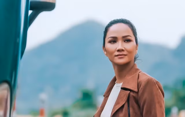 Hình ảnh đả nữ của cô trong bộ phim sắp tới được hé lộ qua first look.