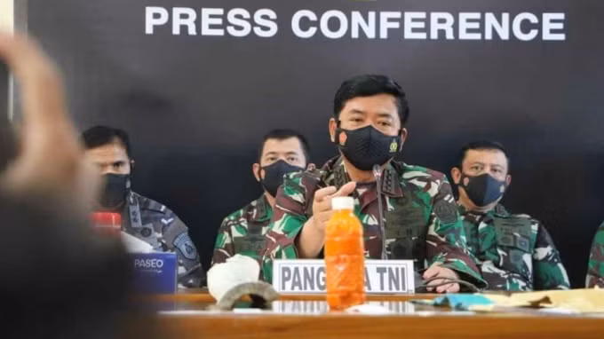 Các quan chức quân đội Indonesia tìm thấy các mảnh vỡ được cho là từ chiếc tàu ngầm mất tích vào ngày 24 tháng 4 - Ảnh: Quân đội Indonesia