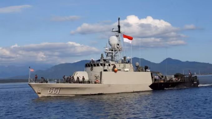 Một tàu hải quân Indonesia rời cảng Đông Java vào ngày 24/4 để tìm kiếm chiếc tàu ngầm mất tích - Ảnh: Reuters