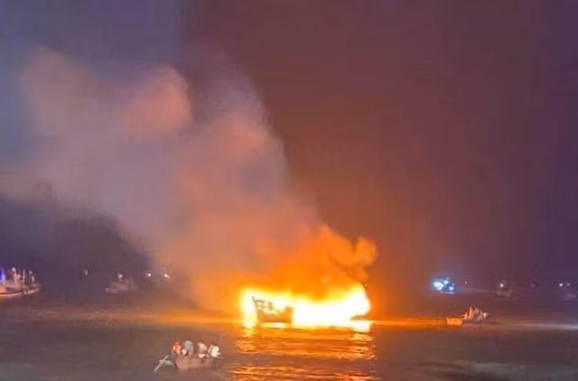 Hai tàu cá của ngư dân xã Ngư Lộc, huyện Hậu Lộc cháy trong đêm. Ảnh: TR. Nghị
