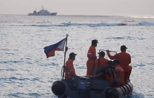 Binh sĩ Philippines tập trận gần đảo Thị Tứ - Ảnh: Cảnh sát biển Philippines (PCG) / AFP)
