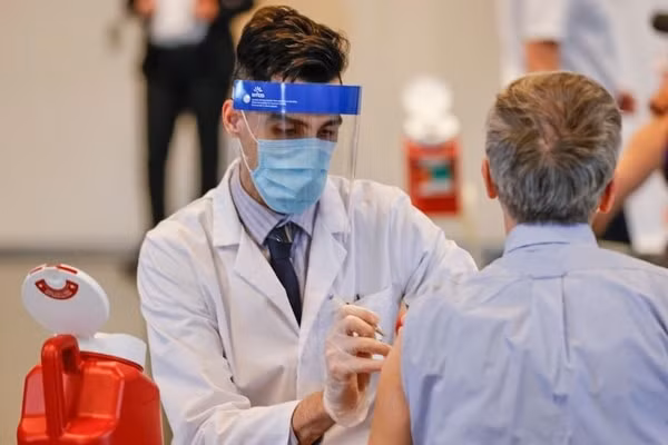 Người dân được tiêm vaccine ngừa COVID-19 của Hãng Johnson & Johnson tại Chicago, Illinois, Mỹ ngày 6/4/2021. Ảnh: AFP
