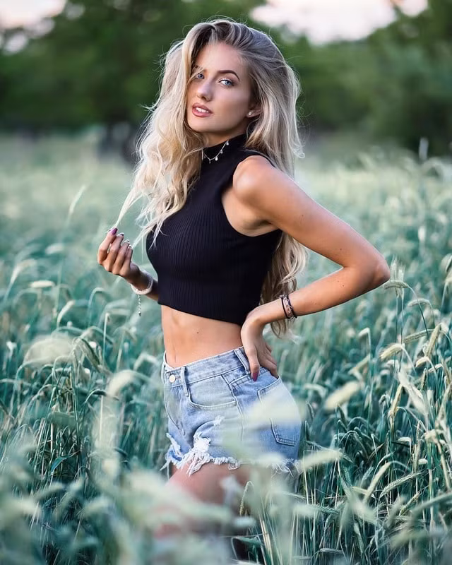 Tài khoản Instagram cá nhân của Alica Schmidt có tới gần 1 triệu người theo dõi. Ảnh: internet