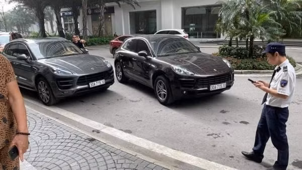 Hai xe sang Porsche trùng biển số ở Times City. Ảnh: vtv.vn