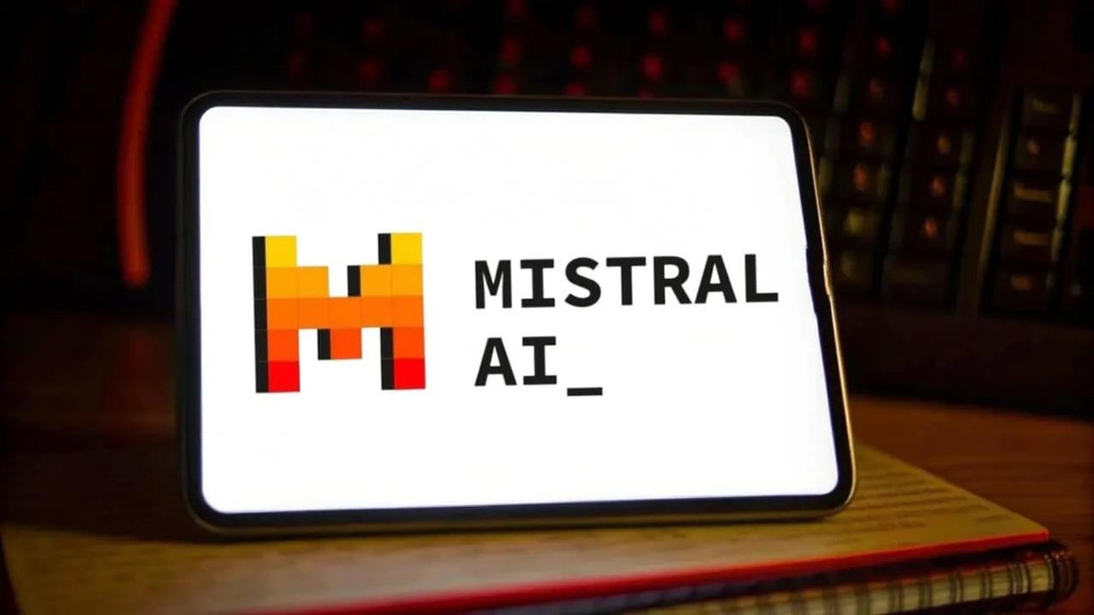 Minh họa logo Mistral trên máy tính bảng. Ảnh: Arab AI mistral-ai-logo-on-tablet-jpg-5022-4517.jpg