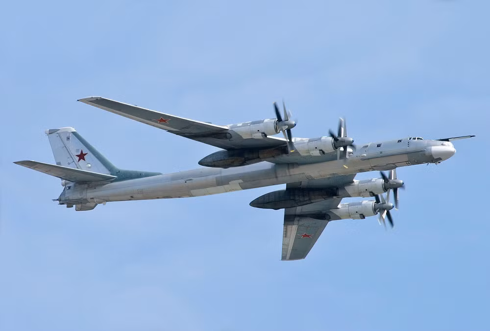 tupolev-tu-95-over-moscow-kustov-cropped.jpg