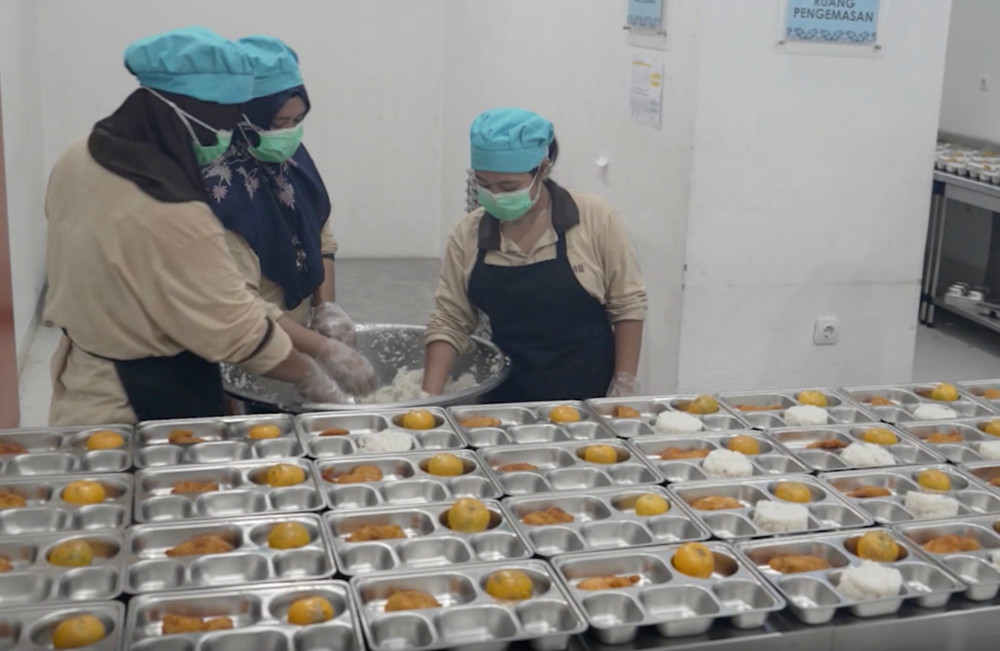 Nhà bếp tại một trường học ở Indonesia. Ảnh chụp màn hình. screenshot-2026-09-04-at-094203.jpg