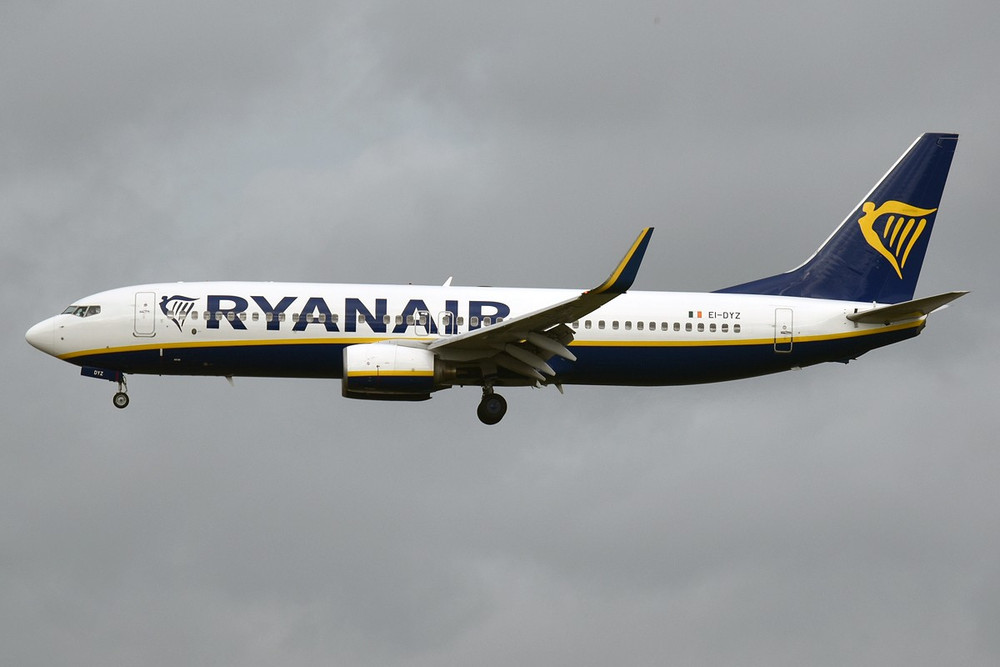 Một máy bay của hãng Ryanair ryanair-ei-dyz-boeing-737-8as-49585974527.jpg