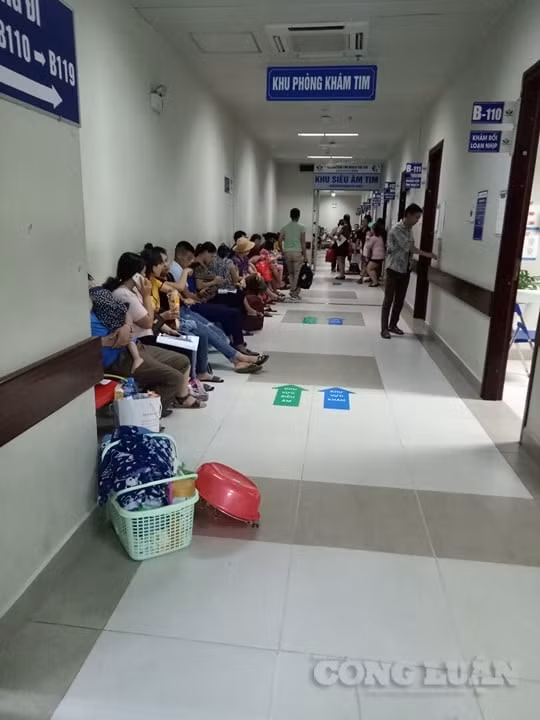 Tình trạng giải quyết thủ tục hành chính tại các bệnh viện vẫn còn nhiều bất cập. Ảnh: Lương Minh