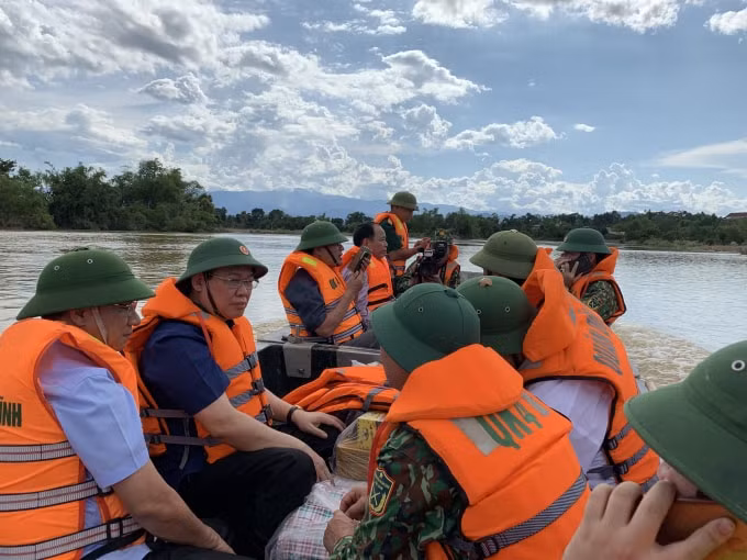 Phó Thủ tướng Vương Đình Huệ và đoàn công tác Chính phủ đến vùng tâm lũ Hương Khê, Hà Tĩnh. Ảnh: VGP