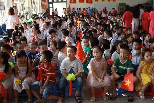 Để chuẩn bị cho lễ khai giảng đặc biệt này, các thầy cô trường PTCS Xã Đàn đã phải chuẩn bị từ rất lâu để các em có thể học hát bằng ngôn ngữ kí hiệu. Ảnh Hà Long.