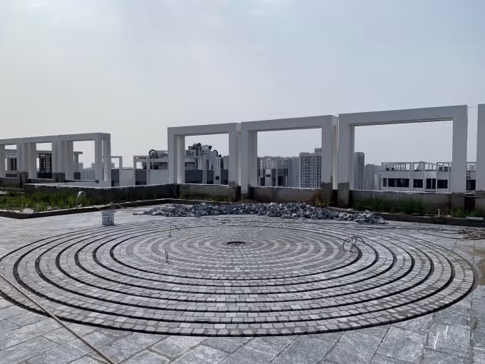 Tầng mái đã lát đá và chuẩn bị trồng cây. Ảnh: TL