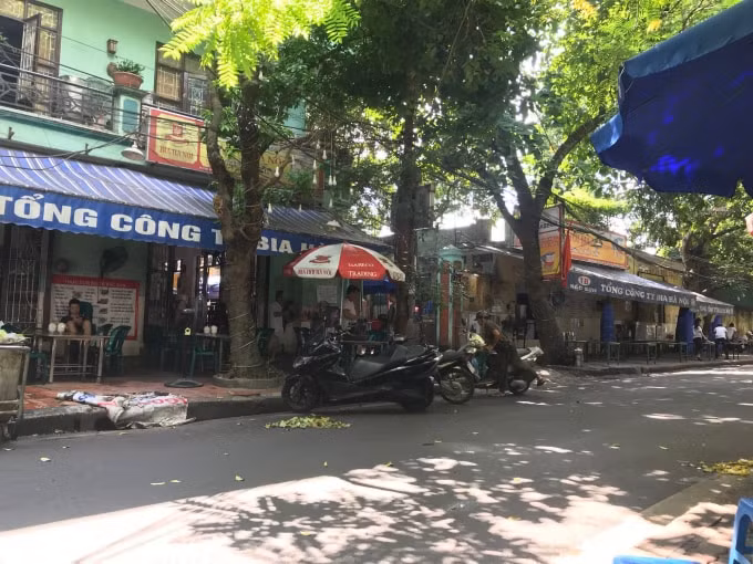 Mặc dù hoạt động kinh doanh dịch vụ sai mục đích trong nhiều năm, nhưng các quán hàng tại Vườn Bách Thảo vẫn ngang nhiên hoạt động.