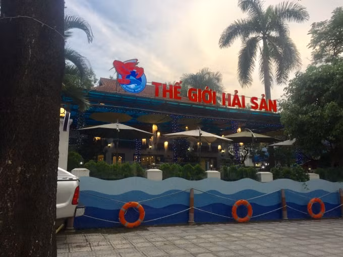 Nhà hàng Thế giới hải sản trên địa bàn P. Ngọc Khánh chiếm dụng diện tích Công viên Thủ Lệ nhiều năm qua khiến dư luận bức xúc.