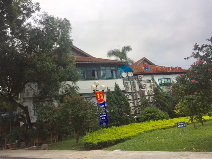 Tại Công viên Thủ Lệ (phường Ngọc Khánh, quận Ba Đình), phần tiếp giáp với đường Đào Tấn có mặt tiền dài hàng trăm mét vốn là một phần của công viên cũng bị biến thành một chuỗi các hàng ăn.