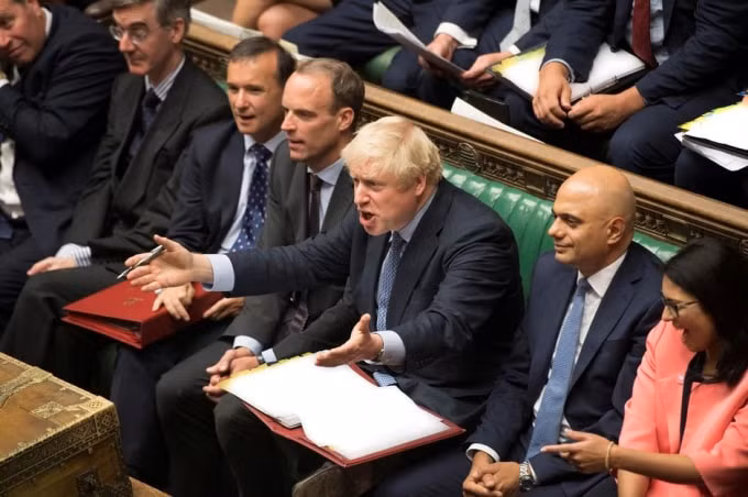 Thủ tướng Anh Boris Johnson (giữa). Ảnh: Reuters