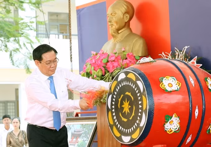 Phó Thủ tướng Vương Đình Huệ đánh trống khai giảng năm học mới tại Trường tiểu học Lý Nam Đế. Ảnh: VGP