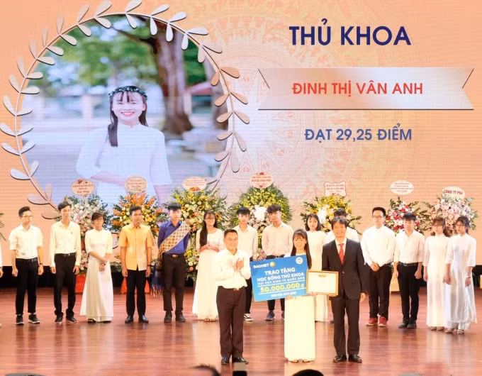Tổng Giám đốc Tập đoàn Bảo Việt trao tặng học bổng thủ khoa cho Đại học Kinh tế quốc dân