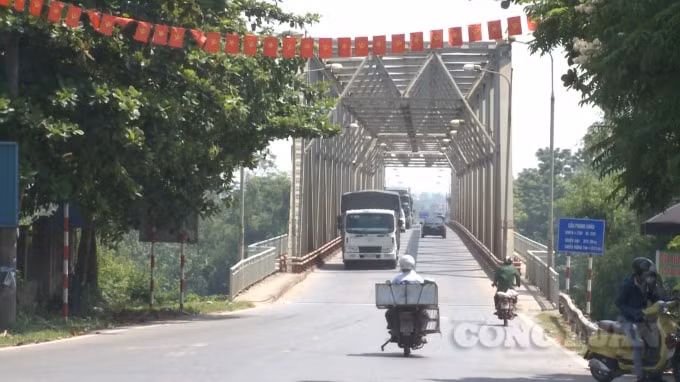 Cấm các loại phương tiện có trọng tải từ 18 tấn trở lên qua cầu Phong Châu.