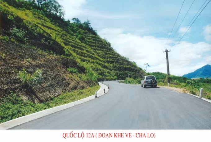 Quốc lộ 12A đoạn Khe Ve - Cha Lo vừa thảm xong mặt đường.