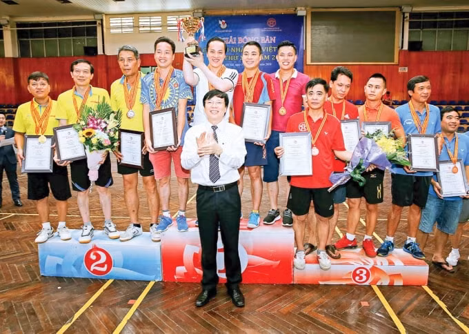 Đồng chí Hồ Quang Lợi - Phó Chủ tịch Thường trực Hội Nhà báo Việt Nam trao giải cho các VĐV tại mùa Giải 2018.