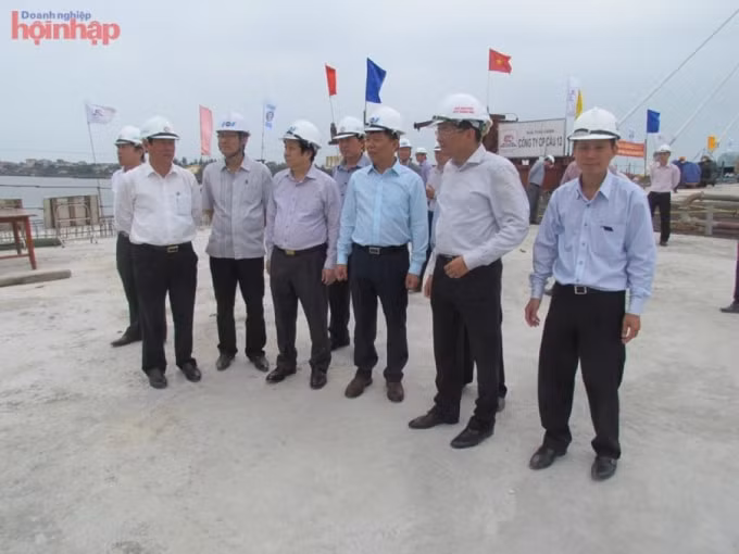 Phạm ông Pham Quang Hải - Giám đốc Sở GTVT cùng các đồng chí lãnh đạo tỉnh đi kiểm tra công trình cầu Nhật Lệ 2.