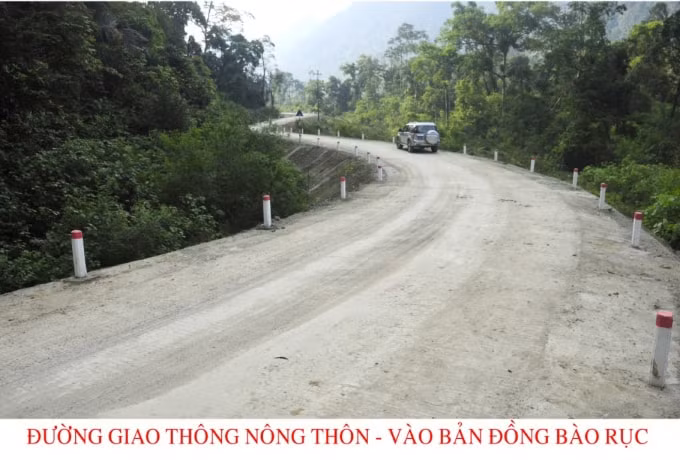 Đường vào bản Đồng bào Rục, huyện Minh Hóa.