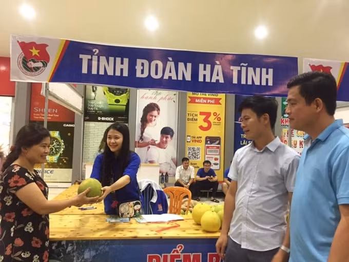 Lãnh đạo Tỉnh đoàn Hà Tĩnh vui mừng cảm ơn người dân đã 
