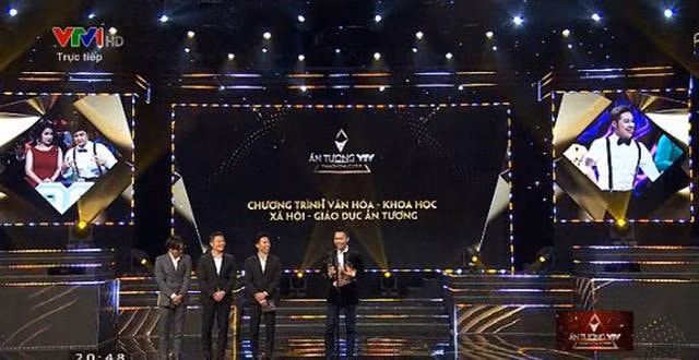 Đại diện ê-kíp sản xuất chương trình “Ký ức vui vẻ” nhận Cúp của chương trình. Ảnh: VTV.