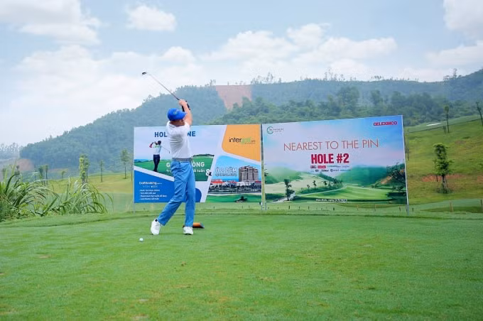 Trong sự kiện khai trương Hilltop Valley Golf Club, các golf thủ đã cùng chinh phục những đường golf đầy thử thách.