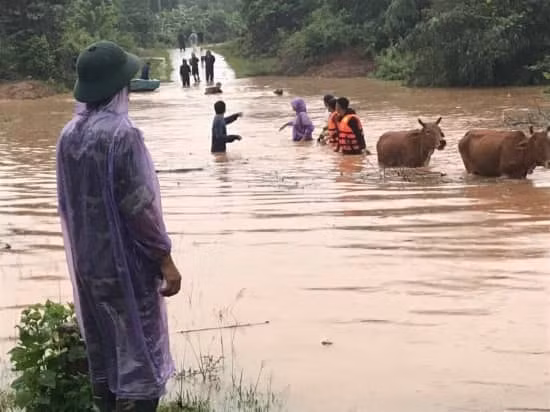 Cán bộ, chiến sỹ Đồn Biên phòng Tam Thanh giúp người dân vận chuyển tài sản đến nơi an toàn- Ảnh: ĐÌNH TIẾN.
