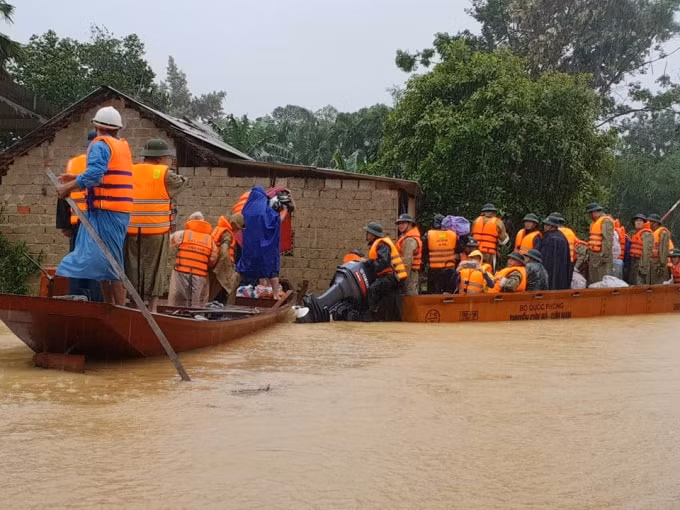 mưa lụt đã gây ngập nhiều xã ở các huyện miền núi Hà Tĩnh, học sinh không thể đến trường